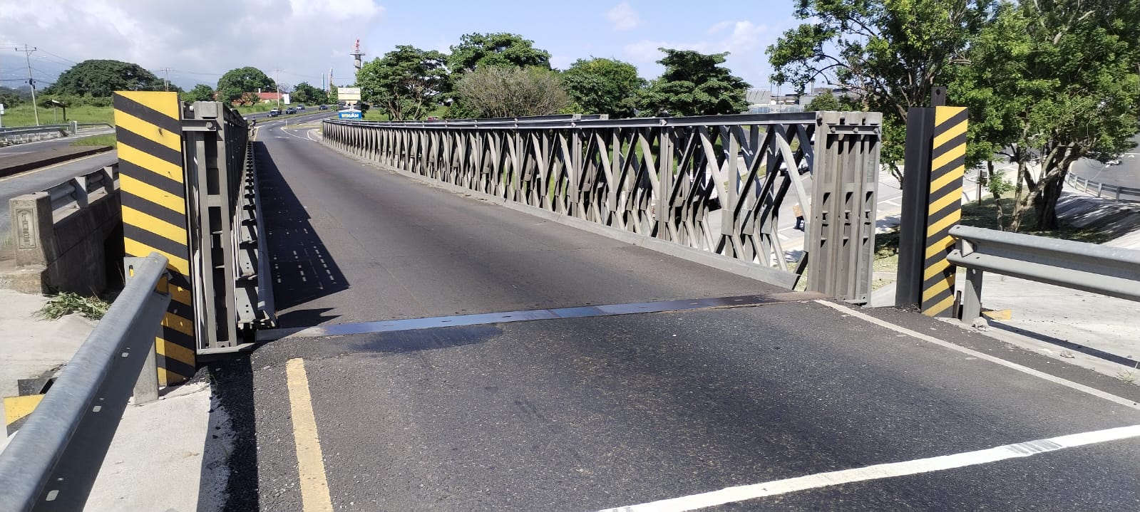 CONAVI intervino puente modular sobre radial de Alajuela por riesgo de caída de pieza