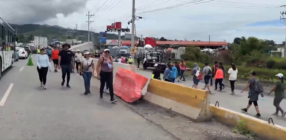 Romeros aprovechan fin de semana largo para adelantar peregrinación a la Basílica de los Ángeles