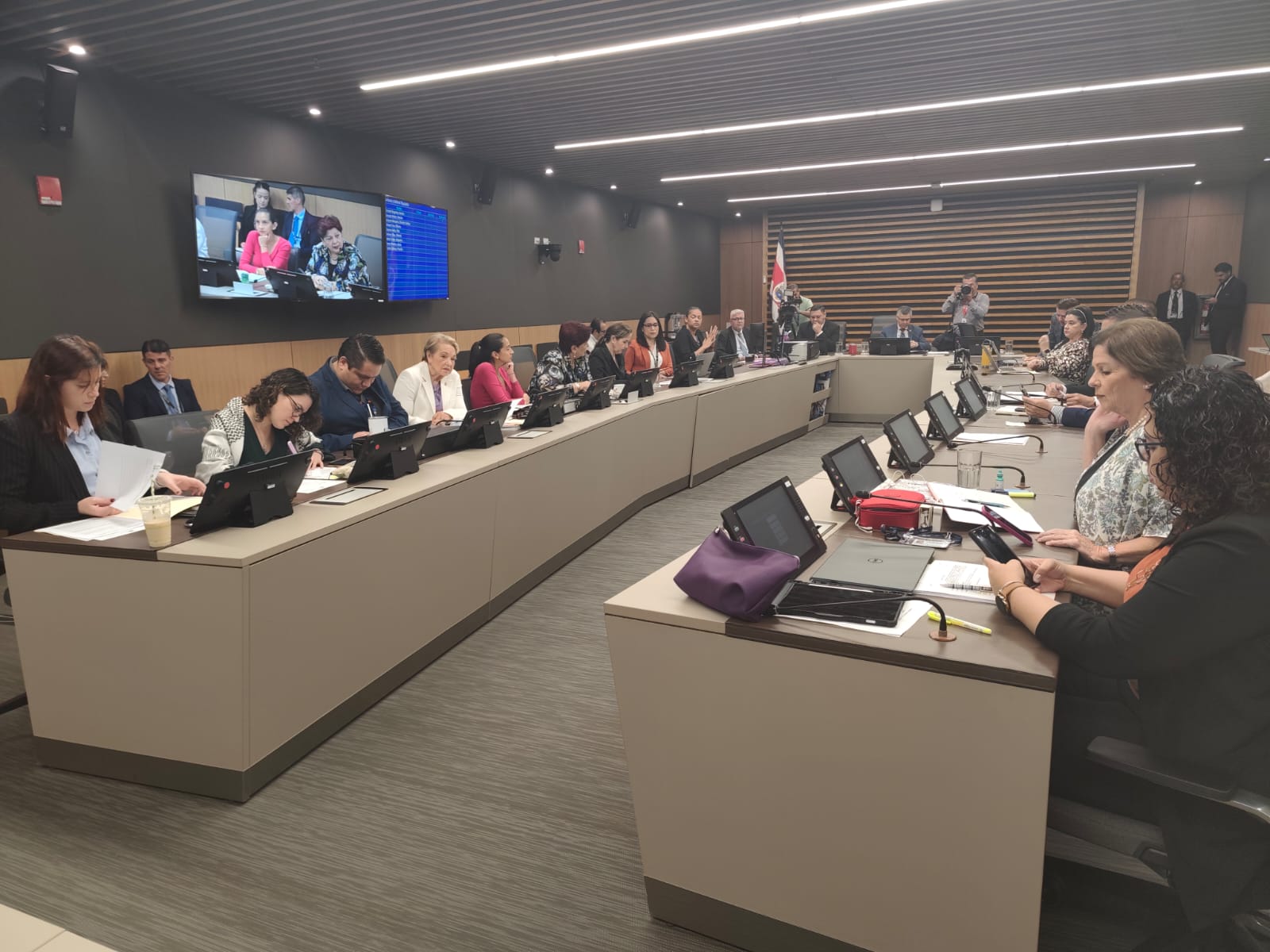Convocan a dos expresidentes y altos jerarcas para ‘identificar afectaciones’ por presuntos vínculos con extraditables