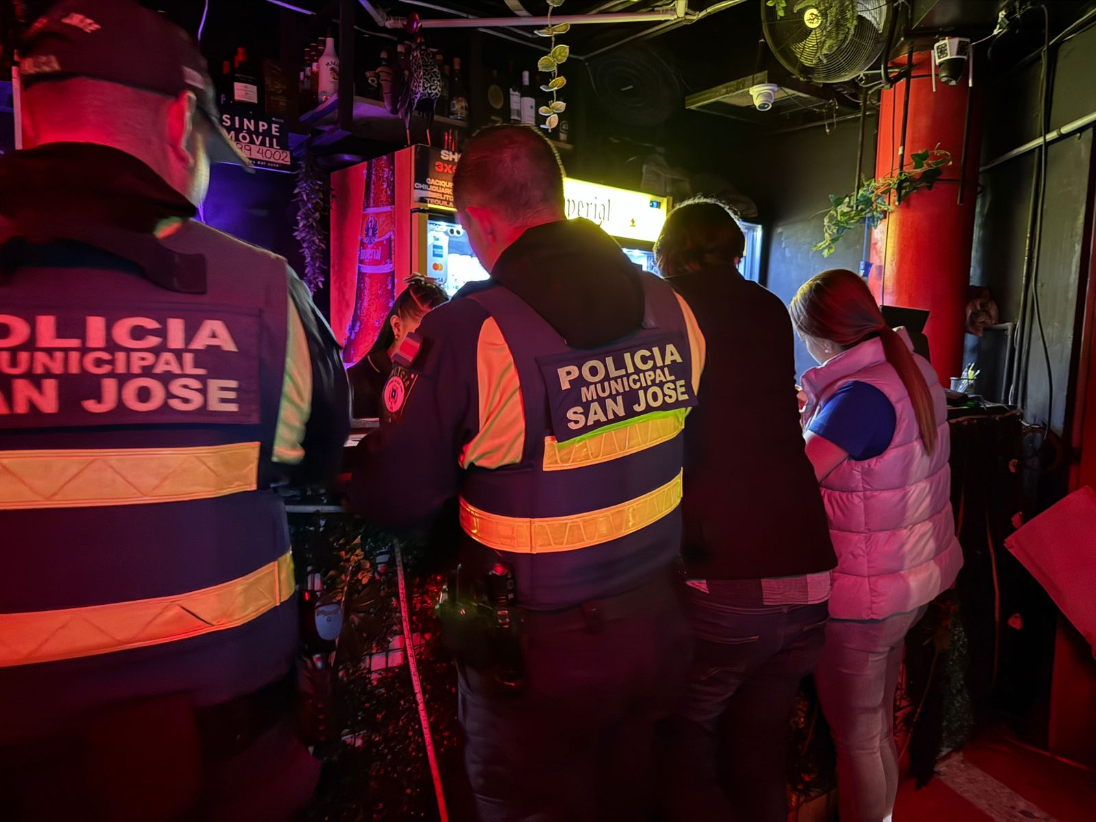 Autoridades identifican club en San José que operaba con un aforo 150% superior al permitido