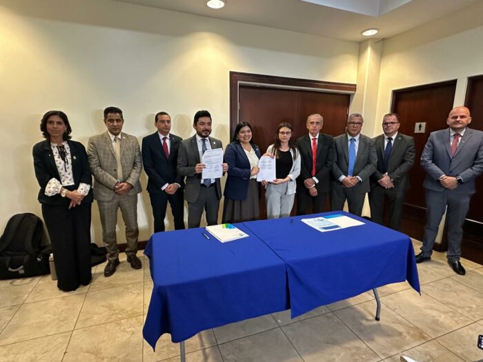 Rector reconoce que cambio de ministro y año preelectoral pesaron en negociación del FEES