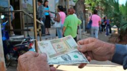 Crisis en Cuba: el peso alcanza un mínimo histórico mientras la dolarización gana terreno en la isla