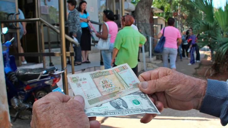 Crisis en Cuba: el peso alcanza un mínimo histórico mientras la dolarización gana terreno en la isla