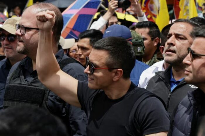 Daniel Noboa lideró una multitudinaria marcha contra la Corte Constitucional en medio de críticas internacionales