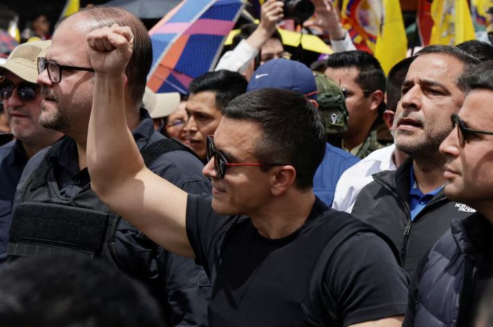 Daniel Noboa lideró una multitudinaria marcha contra la Corte Constitucional en medio de críticas internacionales