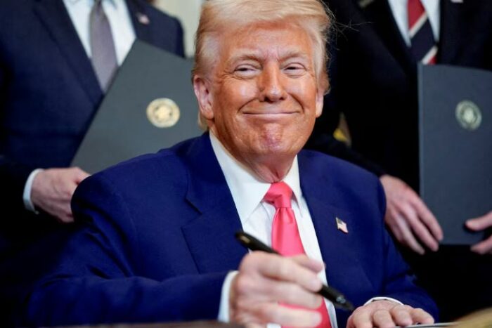 Trump celebró la entrada en vigor de sus nuevas tarifas y afirmó que “miles de millones” comenzarán a fluir hacia EEUU