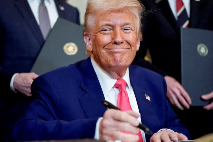 Trump celebró la entrada en vigor de sus nuevas tarifas y afirmó que “miles de millones” comenzarán a fluir hacia EEUU