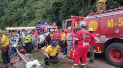 Accidente entre autobús y cinco vehículos en Tárcoles dejó una persona fallecida y varios heridos