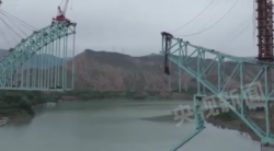 Al menos 12 muertos y varios desaparecidos por el derrumbe de un puente en obras en China