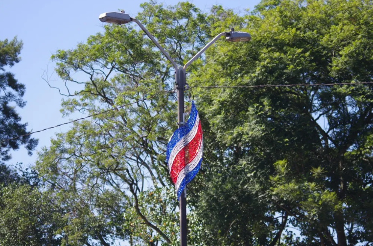 ¡Mucha precaución! Este lunes inicia colocación de decoración alusiva a la Independencia en la Autopista General Cañas