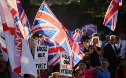 El Gobierno británico anunció una reforma del sistema de asilo de migrantes en medio de las protestas