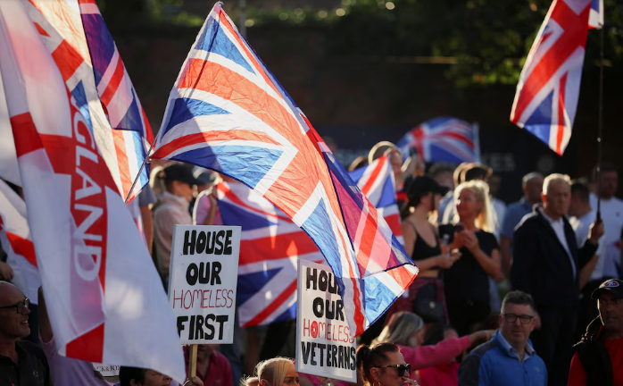 El Gobierno británico anunció una reforma del sistema de asilo de migrantes en medio de las protestas