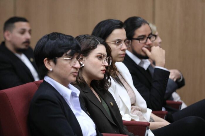 Moción del Frente Amplio propone ‘revertir’ vía rápida aplicada a plan de jornadas 4/3