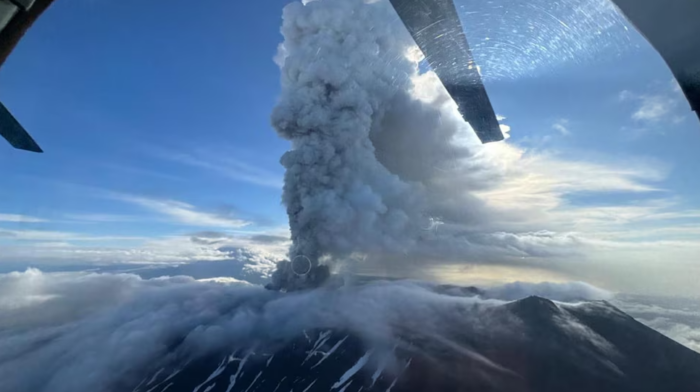 Después de más de 400 años inactivo, entró en erupción el volcán ruso Krasheninnikov