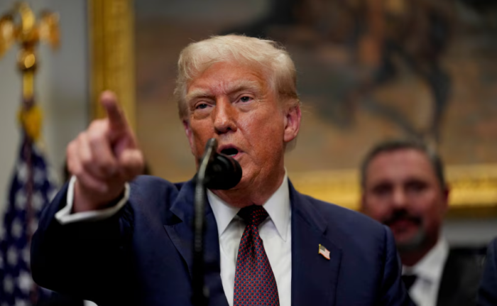 Trump defendió el despliegue de submarinos nucleares cerca de Rusia y criticó a Medvédev