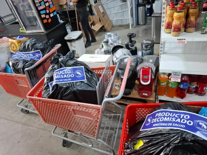 Salud clausuró 7 outlets y decomisó más de 6 mil productos en operativo este mes
