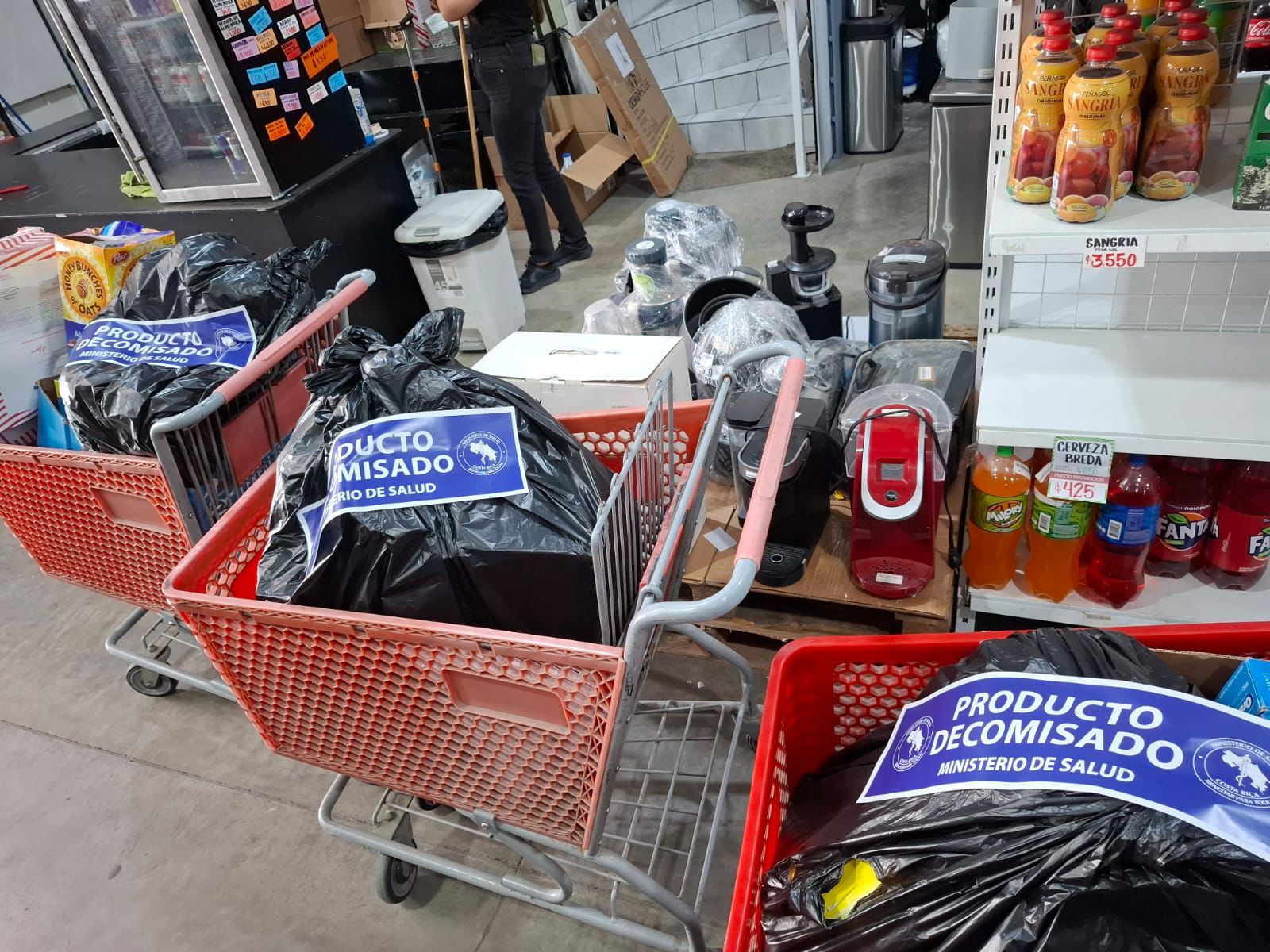 Salud clausuró 7 outlets y decomisó más de 6 mil productos en operativo este mes