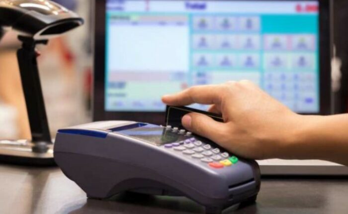 UCR: Confianza de consumidores experimenta leve caída