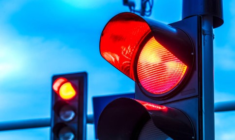 Policía podría poner semáforos en rojo para intentar atrapar delincuentes