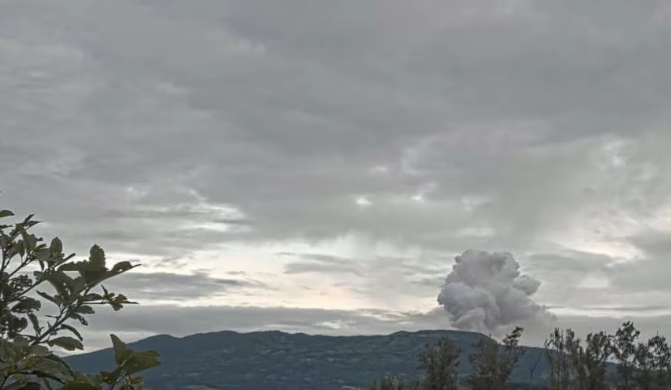 Volcán Poás presentó ‘pluma vigorosa’ este lunes tras proceso de desgasificación