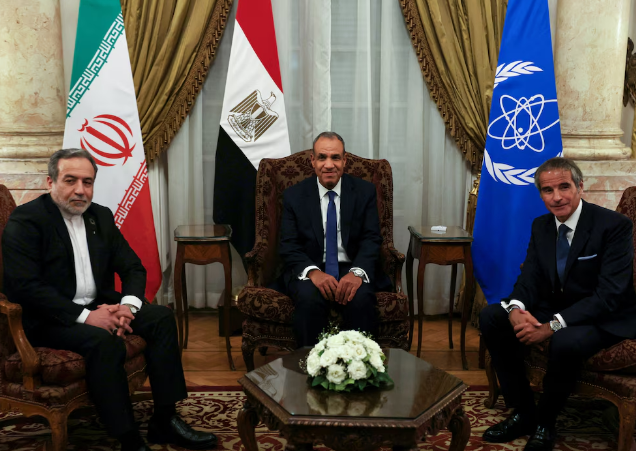 Irán y el OIEA firmaron en El Cairo un acuerdo para reanudar la cooperación nuclear