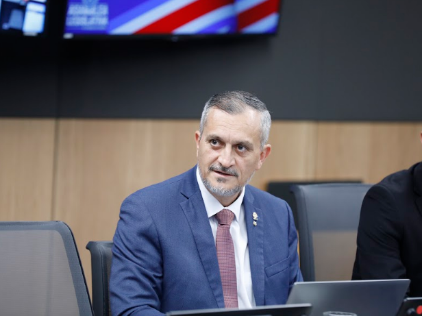 Oficialismo cuestiona ejemplo que da Frente Amplio a la juventud y candidato presidencial le respondió
