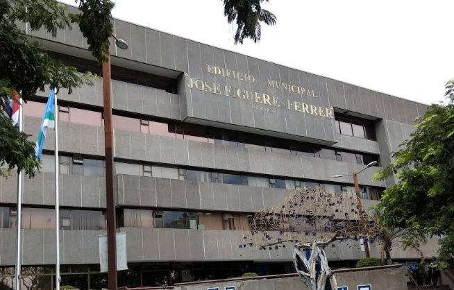 Concejo Municipal de San José abre investigación contra alcalde por compra de vehículos eléctricos