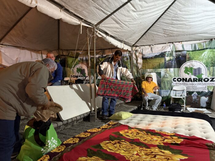 Arroceros mantienen campamento por varios días frente al Congreso para presionar por plan de FONARROZ
