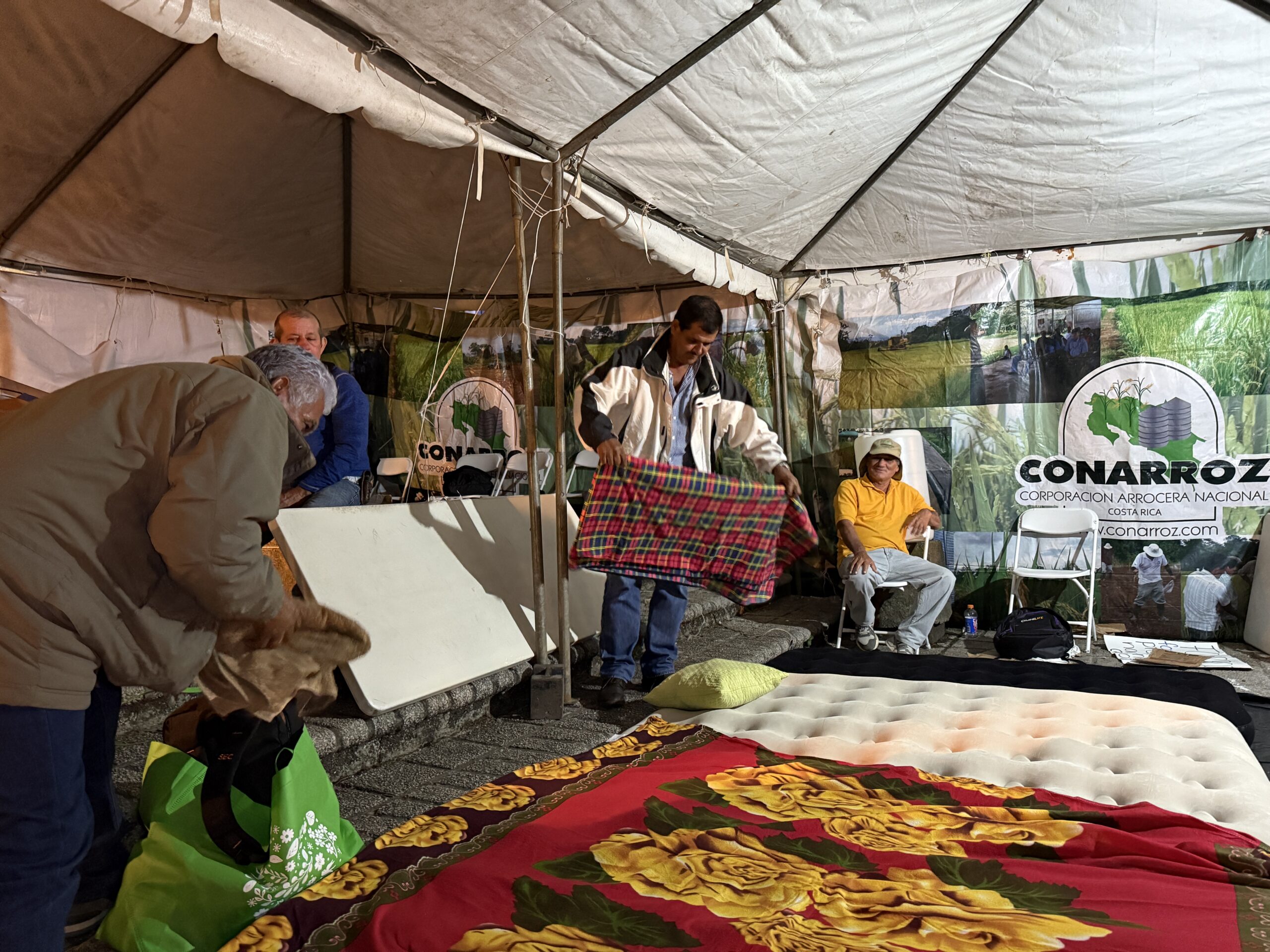 Arroceros mantienen campamento por varios días frente al Congreso para presionar por plan de FONARROZ