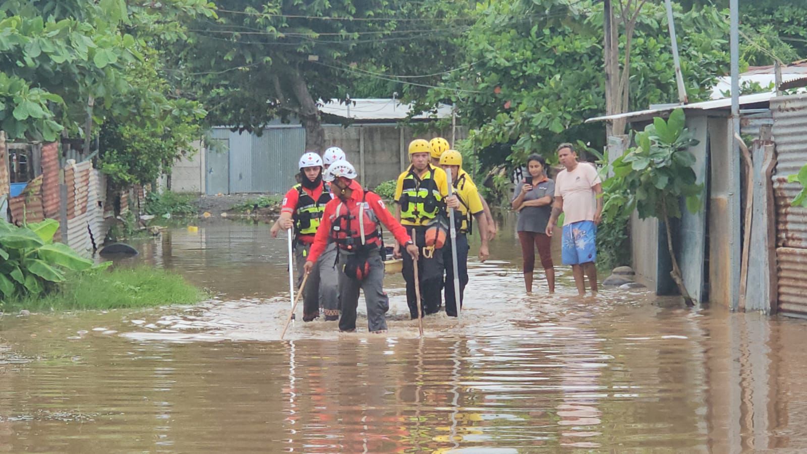 Autoridades reportaron más de 300 incidentes por inundación el fin de semana