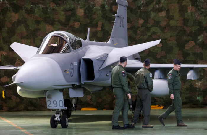 Polonia cerró su espacio aéreo y desplegó cazas de combate tras el masivo ataque ruso contra Kiev