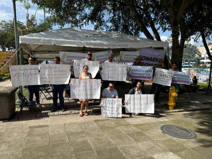 Productores mantienen campamento frente al Congreso en busca de aprobación de proyecto sobre FONARROZ