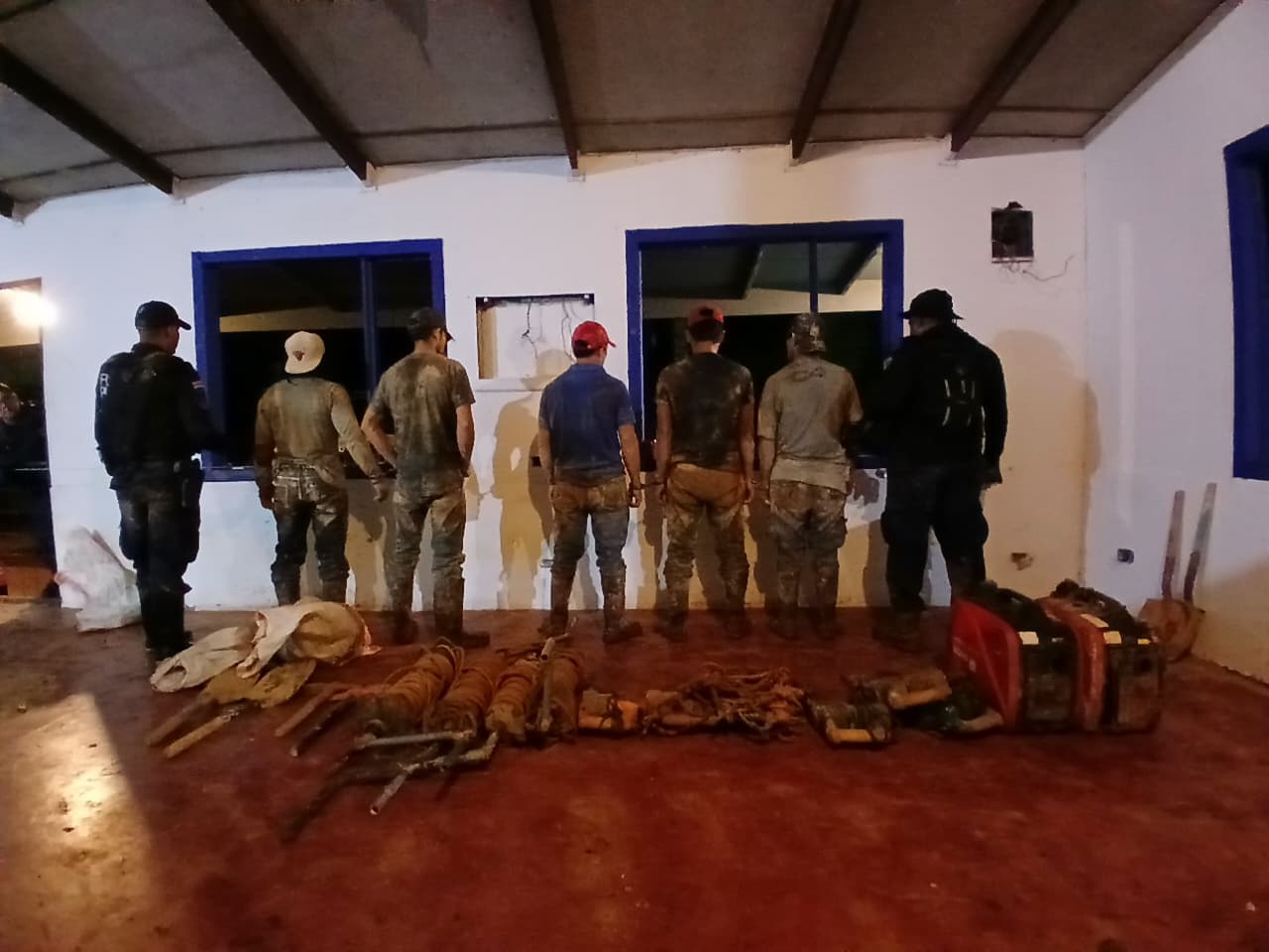 Fuerza Pública detiene a cinco oreros ocultos en túneles en Crucitas