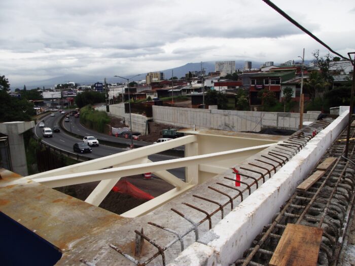 Montaje de paso elevado entre Hatillos 7 y 8 traerá cierres en Circunvalación este fin de semana