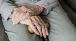 Abandono de personas adultas mayores se intensifica en Navidad y vacaciones