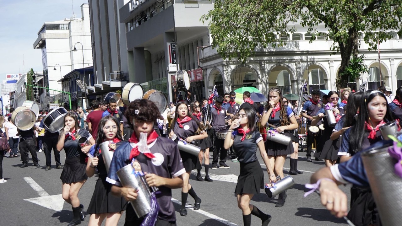 Miles de estudiantes desfilan por las calles de Costa Rica por los 204 años de Independencia