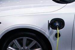 Venta de vehículos eléctricos se duplicó el año pasado