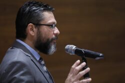 Ministro de Hacienda ve “poco factible” que se pueda destinar el 8% del PIB a la educación