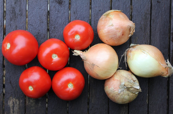 Precio de tomate y cebolla se desplomó hasta un 73% desde enero