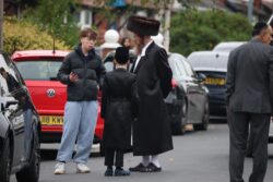 Un ataque a una sinagoga en Manchester durante Yom Kippur dejó cuatro heridos y el atacante fue abatido
