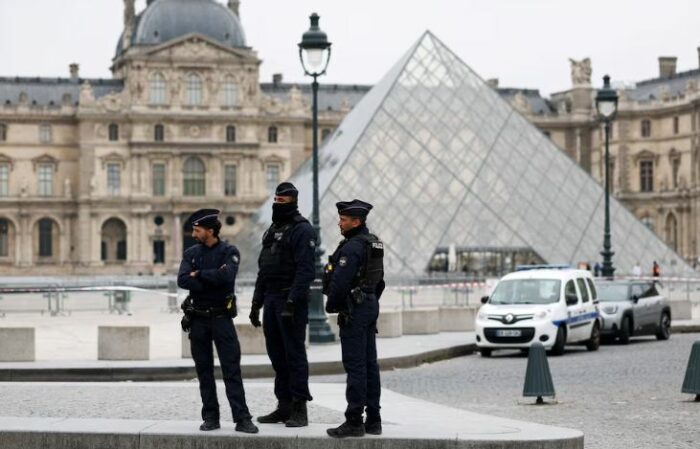 El ministro de Justicia de Francia afirmó que los servicios de seguridad fallaron tras el robo de joyas en el Louvre