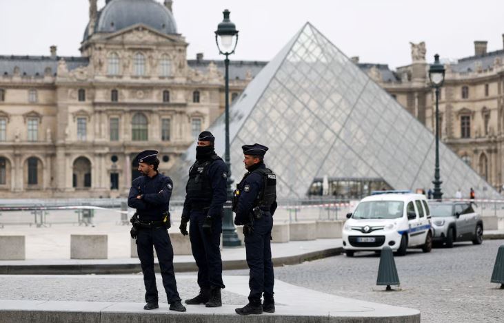 El ministro de Justicia de Francia afirmó que los servicios de seguridad fallaron tras el robo de joyas en el Louvre
