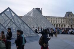 El Museo del Louvre reabrió tres días después del robo de joyas imperiales, pero la Sala Apolo sigue clausurada