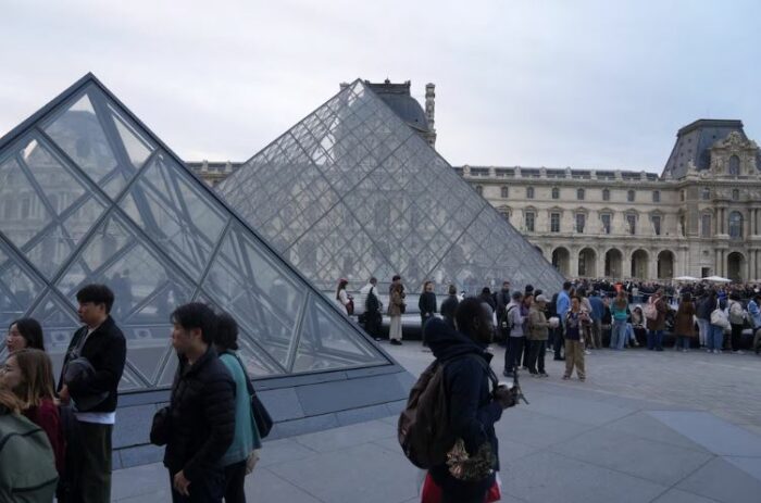El Museo del Louvre reabrió tres días después del robo de joyas imperiales, pero la Sala Apolo sigue clausurada