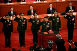 Quiénes son los generales y funcionarios expulsados del Partido Comunista Chino en la histórica purga de Xi Jinping