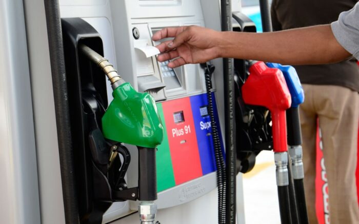 ¡Atención conductores! Gasolinas serán más caras este martes y diésel bajará de precio