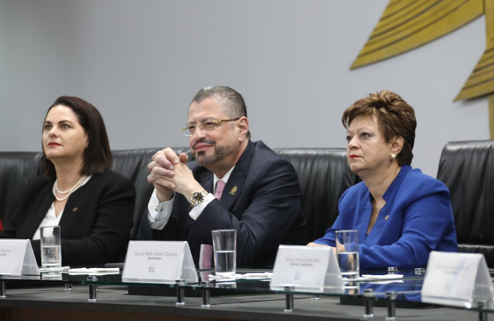 Presidente Chaves calificó de “arbitraria y vergonzosa” resolución del TSE sobre conferencias durante campaña