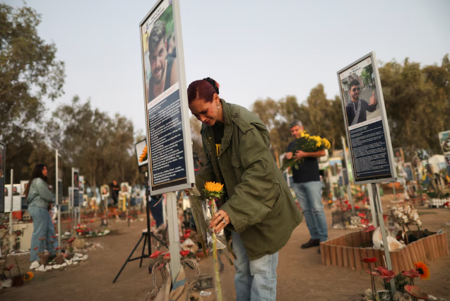 El dolor de los padres de las víctimas a dos años de la masacre de Hamas en la fiesta Nova: “Al final, nadie sabe dónde están”