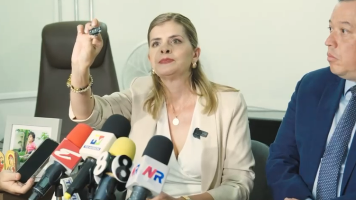 Opositores califican de “show político” y “actuación” denuncia de presunto espionaje de Laura Fernández