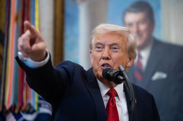 Donald Trump acusó a Gustavo Petro de ser “un líder del narcotráfico” en Colombia: cortó todos los subsidios al país